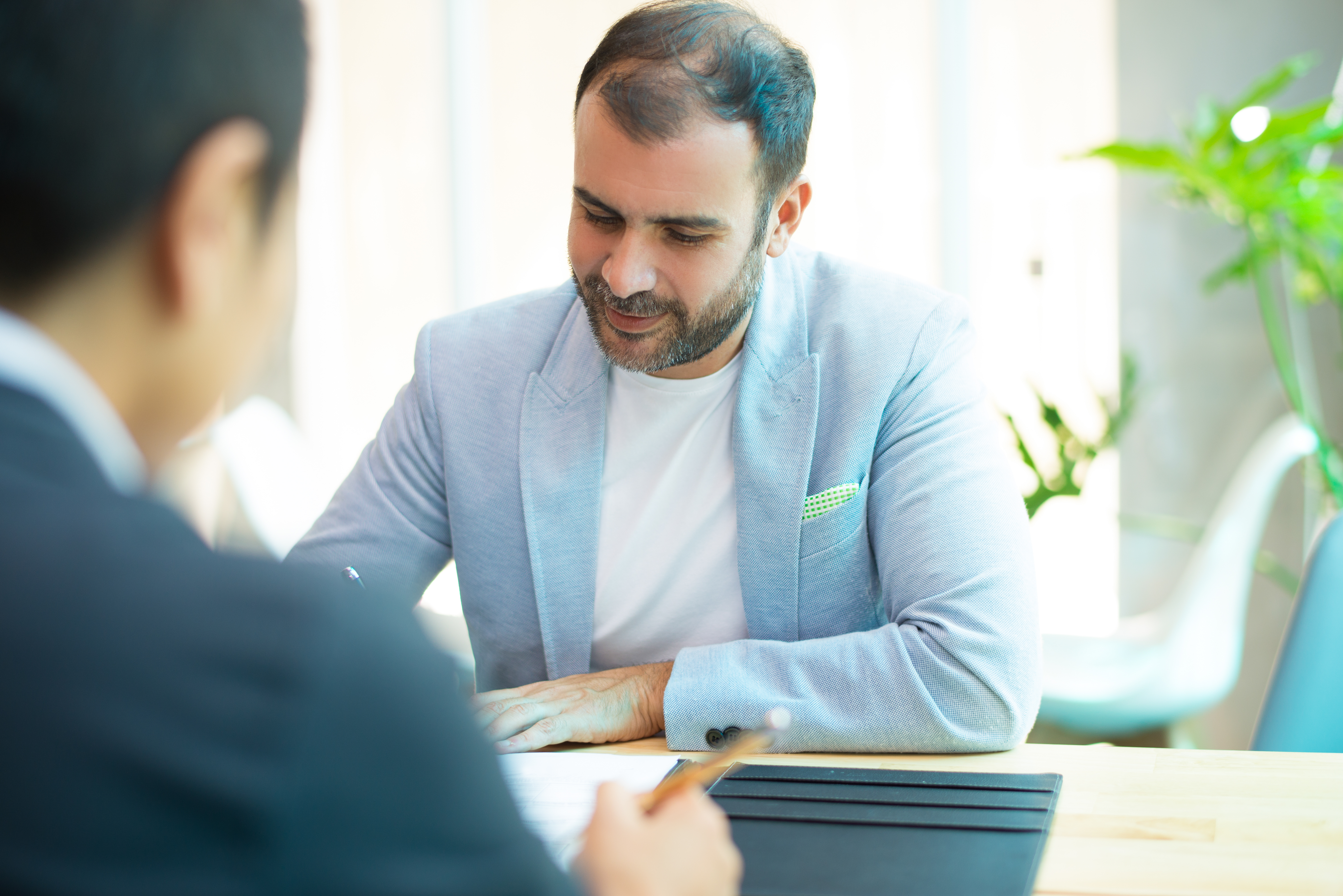 Consultant aidant un expatrié pour son installation à Alger