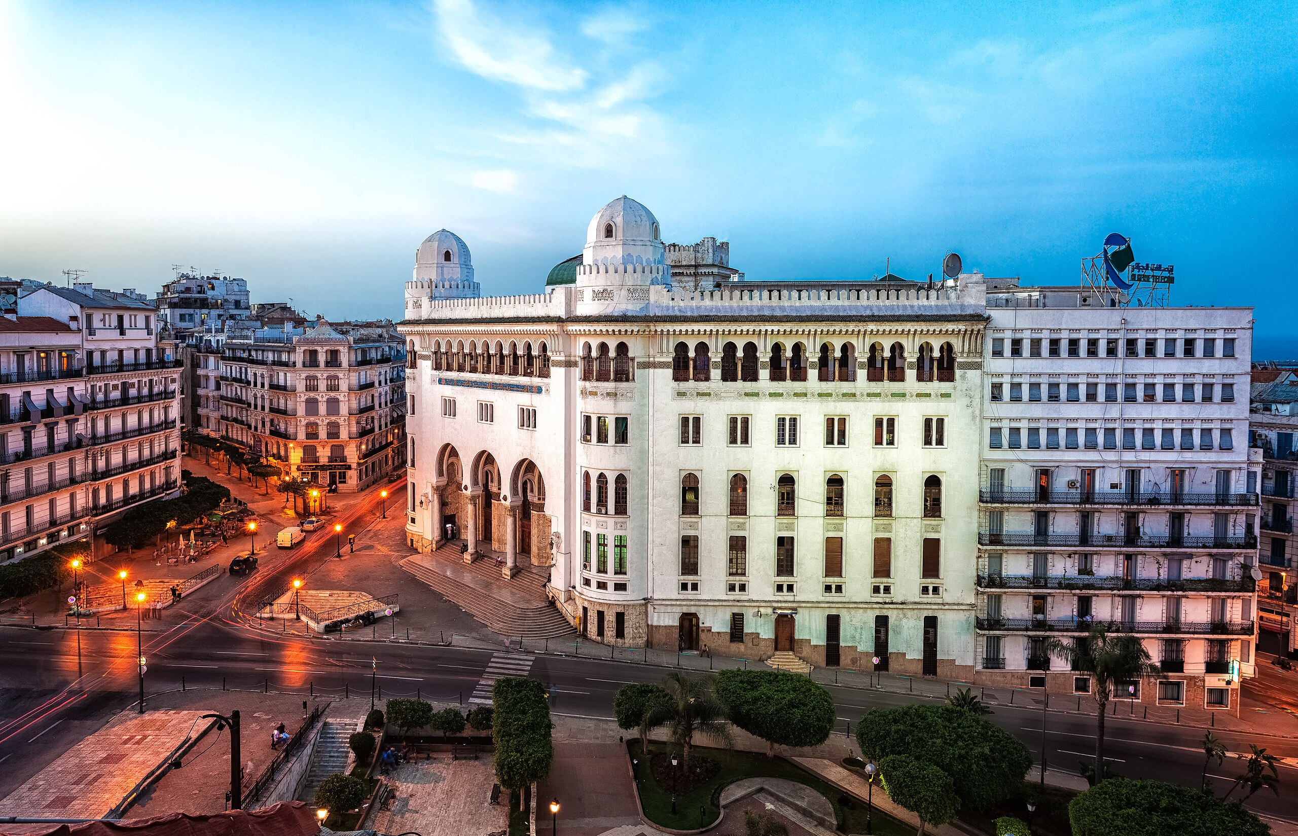 Façade de la Grande Poste d’Alger avec son architecture néo-mauresque