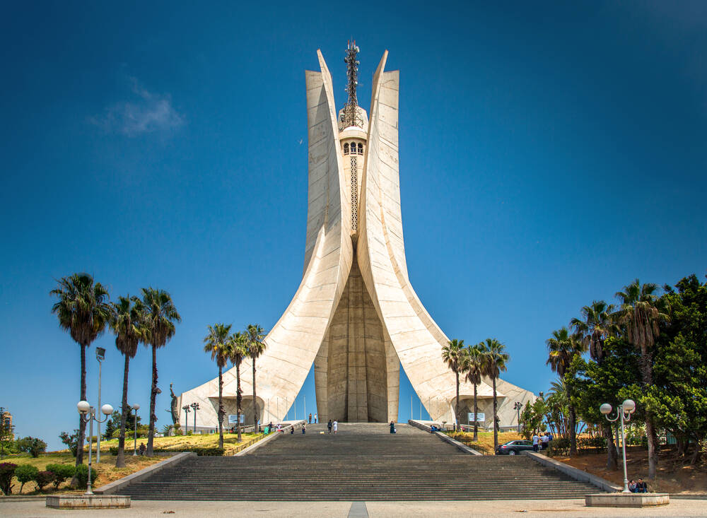 Monument du Maqam Echahid surplombant Alger sous un ciel bleu