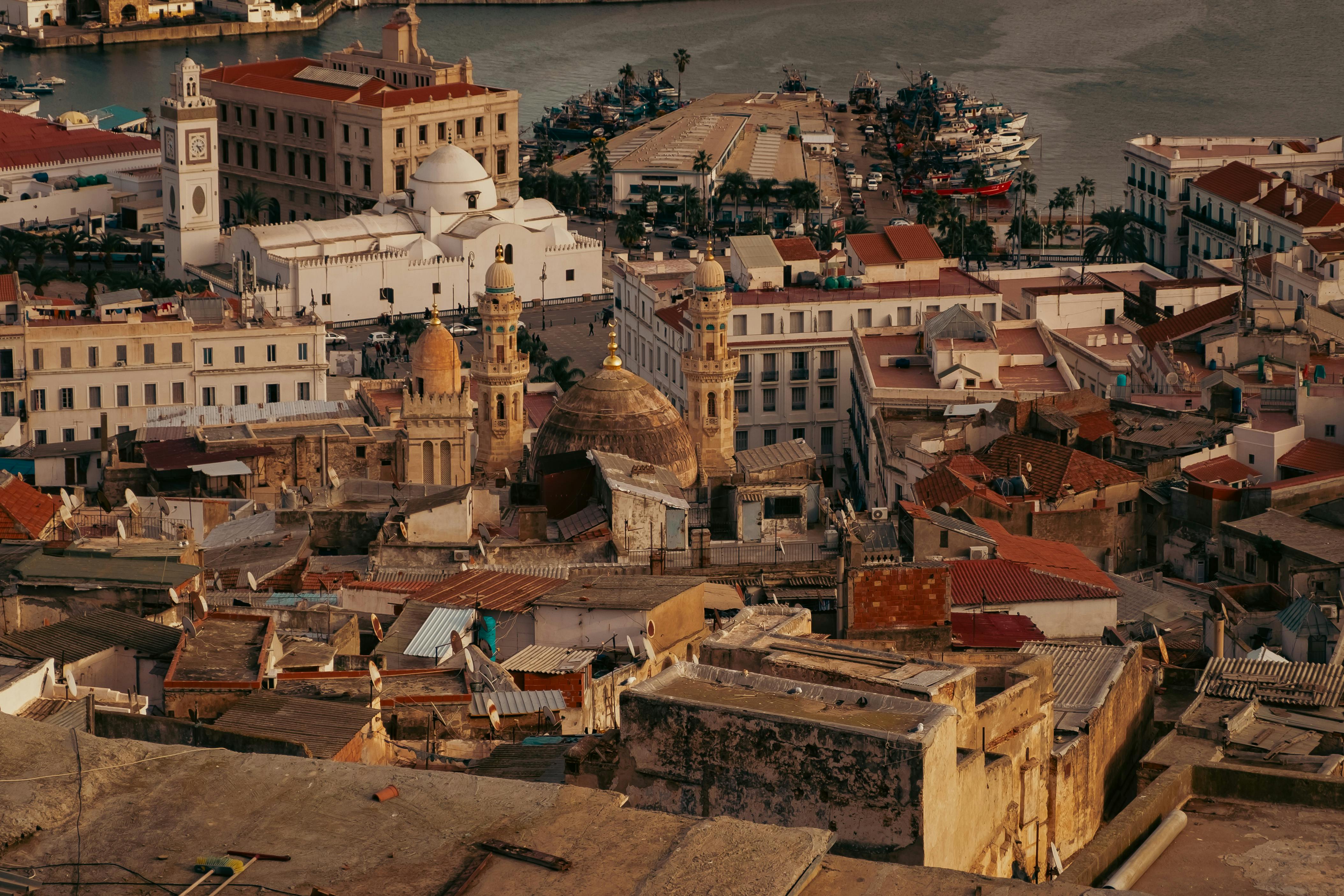 Vue aérienne authentique de la Casbah d’Alger, ruelles anciennes et maisons blanches